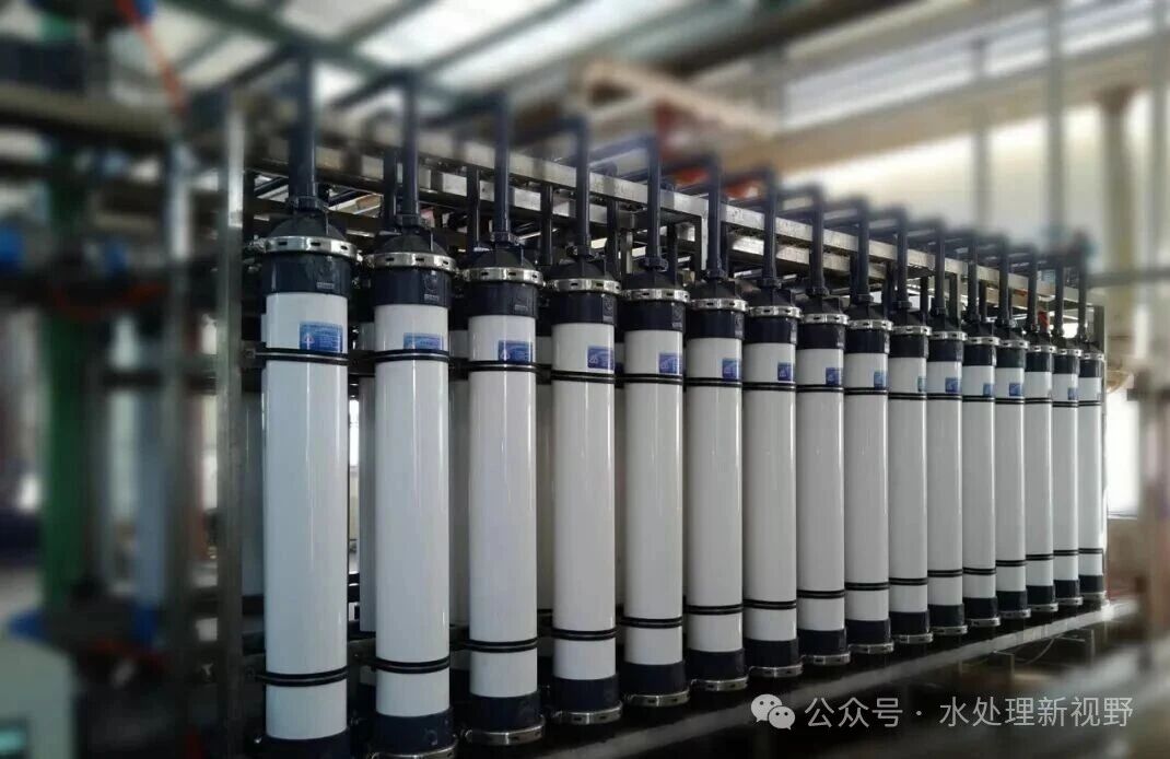 超滤膜是最早开发的高分子膜之一，是一种额定孔径范围为0.001~0.02微米的微孔过滤膜。在膜的一侧施加适当压力，溶液中的溶剂以及一部分分子量较低的溶质从超滤膜的微小孔隙中穿透到膜的另一边，而分子量较高的溶质或一些乳化胶束团被截留，从而达到过滤分离的效果。