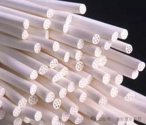 超滤膜是最早开发的高分子膜之一，是一种额定孔径范围为0.001~0.02微米的微孔过滤膜。在膜的一侧施加适当压力，溶液中的溶剂以及一部分分子量较低的溶质从超滤膜的微小孔隙中穿透到膜的另一边，而分子量较高的溶质或一些乳化胶束团被截留，从而达到过滤分离的效果。